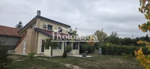 Pogled na spoljašnjost kuće sa dvorištem i zelenilom. - image 18