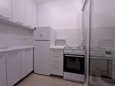 Manja bijela kuhinja sa frižiderom i šporetom. - image 5