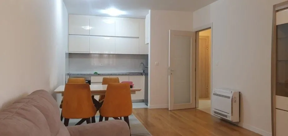 Izdavanje, dvosoban stan, 70m², Central Point, Podgorica