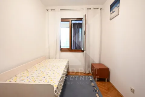 Manja spavaća soba sa krevetom, prozorom i parketom. - image 11