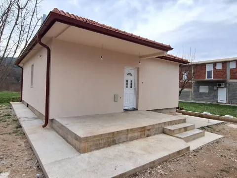 Izdavanje, kuća, 70m², Radanovići, Kotor - image 2