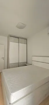 Svjetla spavaća soba sa bračnim krevetom i ugradnim plakarom. - image 10