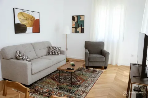 Dnevna soba sa garniturom, stočićem, foteljom i televizorom. - image 2