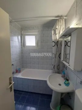 Manje kupatilo sa kadom, umivaonikom i pločicama na zidovima. - image 13