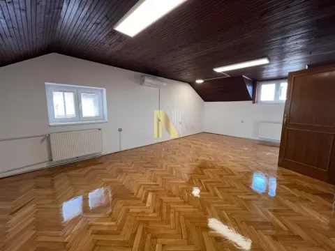 Prazna potkrovna prostorija sa parketom i drvenim plafonom. - image 11