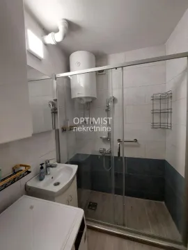 Manje kupatilo sa tuš kabinom, umivaonikom i bojlerom. - image 17