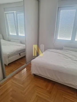 Spavaća soba sa bračnim krevetom, parketom i velikim plakarom sa ogledalom. - image 8