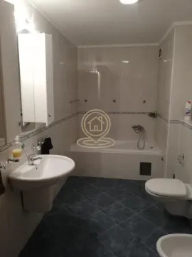 Kupatilo opremljeno umivaonikom, kadom i sanitarnim elementima. - image 13