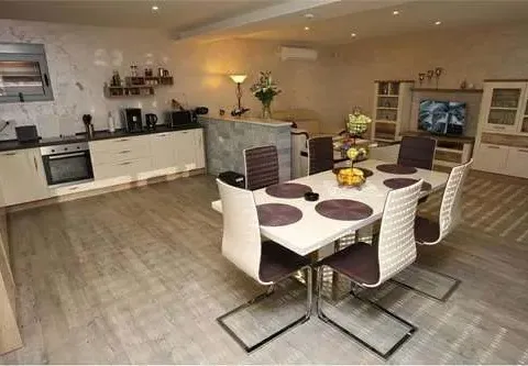 Izdavanje, kuća, 153m², Krimovica, Kotor - image 6