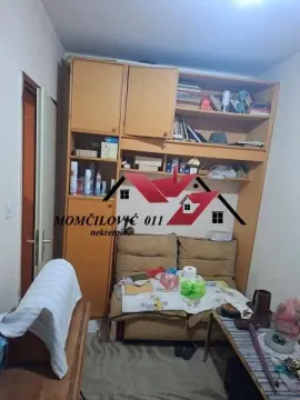 Dnevna soba sa kaučem i drvenim zidnim ormarom. - image 5