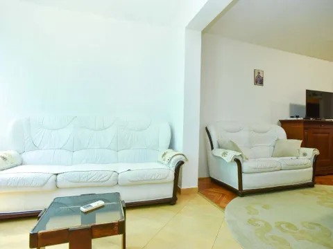 Rent, three bedroom apartment, 130m², Budva, Crna Gora - image 12