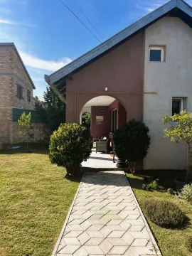 Pogled na dvorište i ulaz porodične kuće sa stazom. - image 5