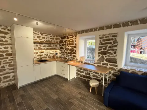 Manja kuhinja u rustičnom stilu sa kamenim zidovima i bijelim elementima. - image 8