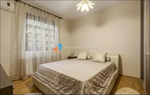 Nameštena spavaća soba sa bračnim krevetom, prozorom sa zavesama i drvenim podom. - image 14