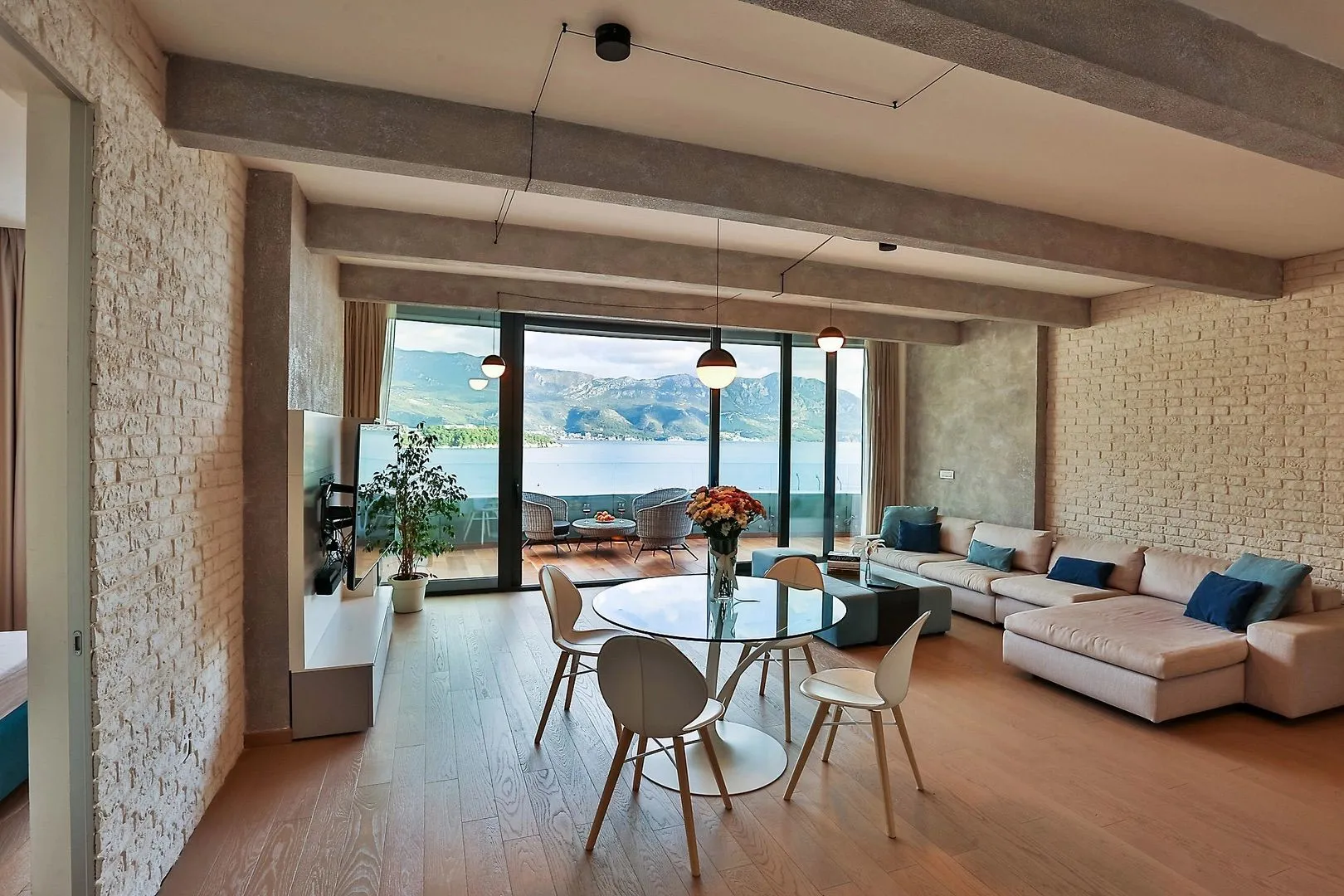 Izdavanje, dvosoban stan, 117m², Centar, Budva