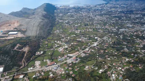 Pogled iz vazduha na naselje, brdo i obalu mora. - image 4