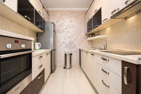 Moderna kuhinja sa ugradnim aparatima i frižiderom. - image 20