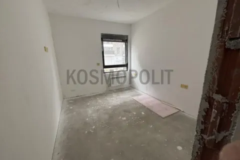 Neopremljena prostorija u fazi renoviranja sa prozorom. - image 3