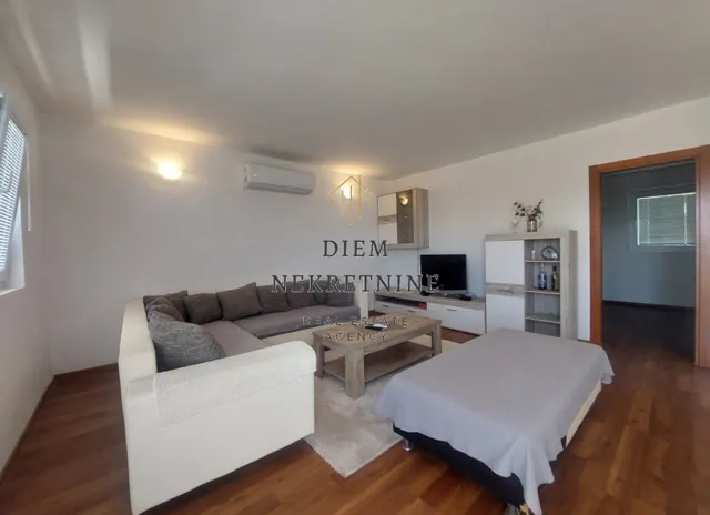 Izdavanje, dvosoban stan, 90m², Mrčevac, Tivat