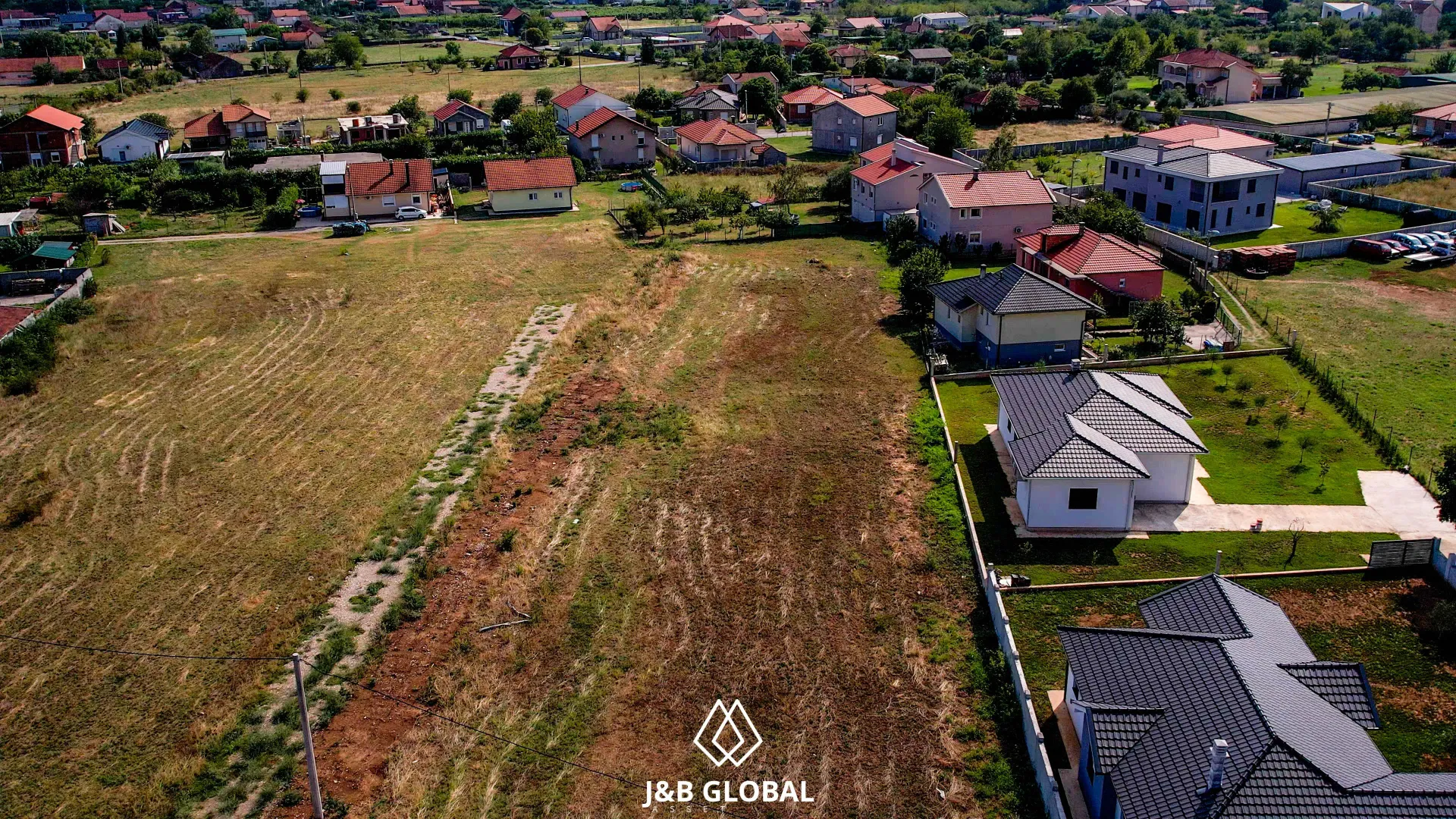 Pogled iz vazduha na građevinsko zemljište u mirnom prigradskom naselju.