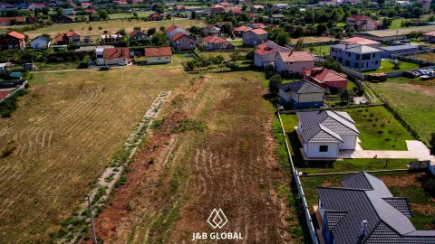 Pogled iz vazduha na građevinsko zemljište u mirnom prigradskom naselju. - image 6