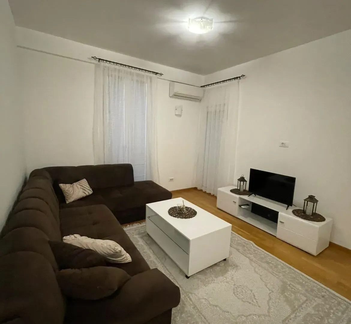 Izdavanje, jednosoban stan, 50m², Stari Aerodrom, Podgorica