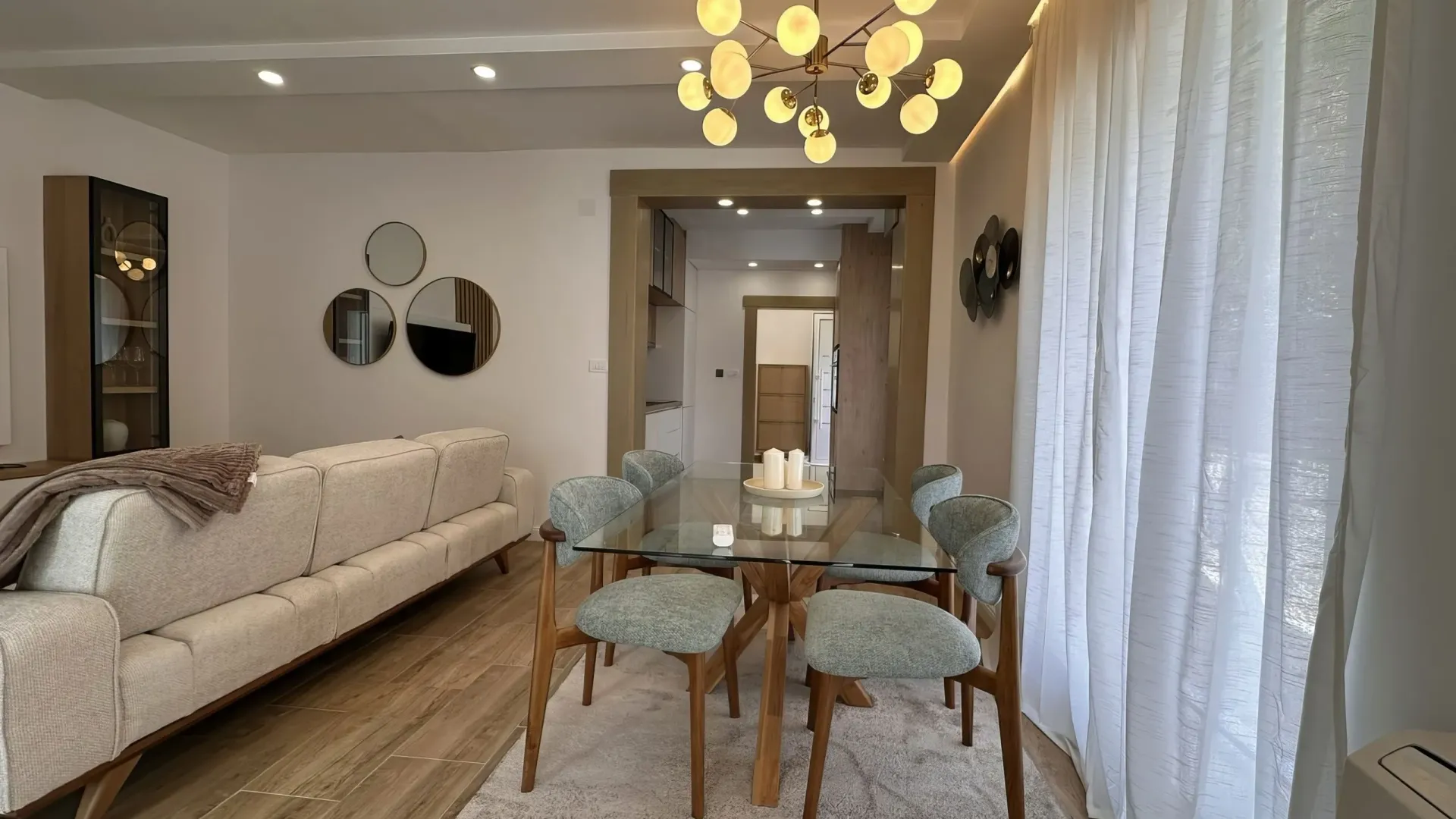 Izdavanje, dvosoban stan, 89m², Zelenika, Herceg Novi