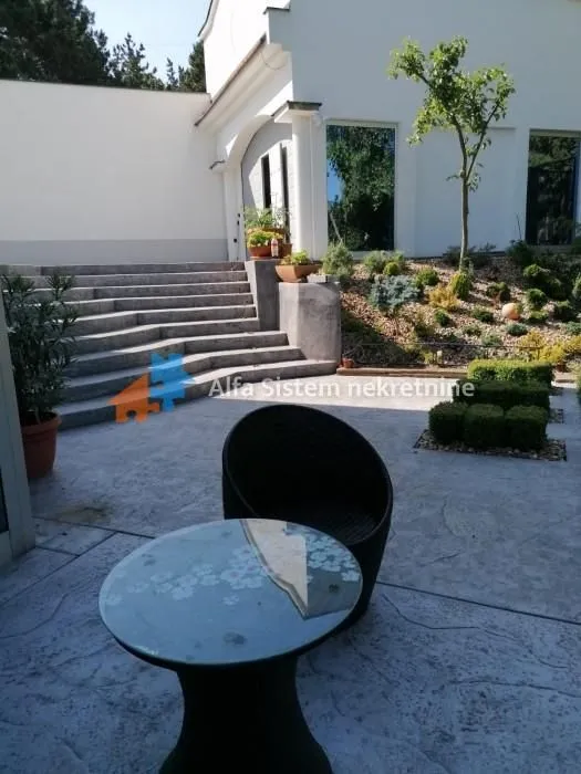 Rent, house, 365m², Uciteljsko Naselje, Zvezdara Sve Podlokacije