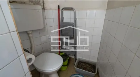 Manje kupatilo sa wc šoljom i zidnim pločicama. - image 7