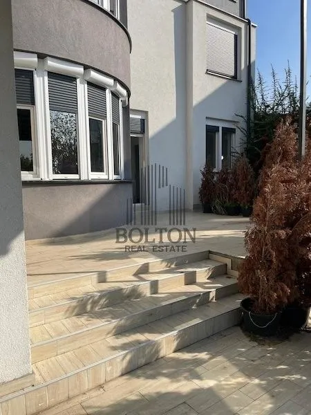 Prodaja, četvorosoban stan, 195m², Centar, Požarevac