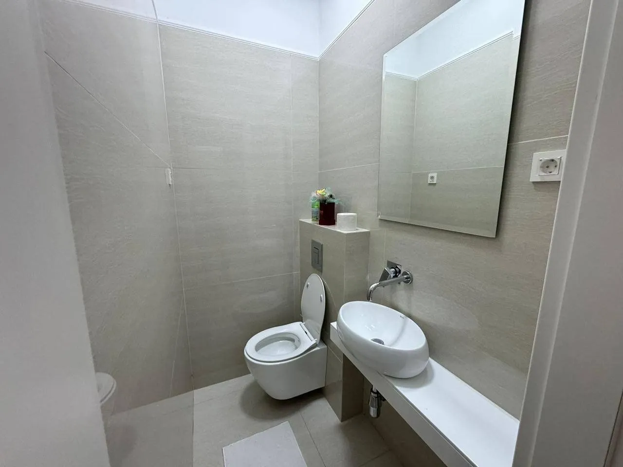 Izdavanje, dvosoban stan, 75m², Bečići, Budva
