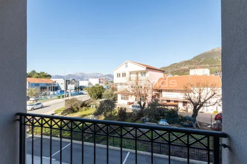 Pogled sa terase na okolno naselje i planine u daljini. - image 11
