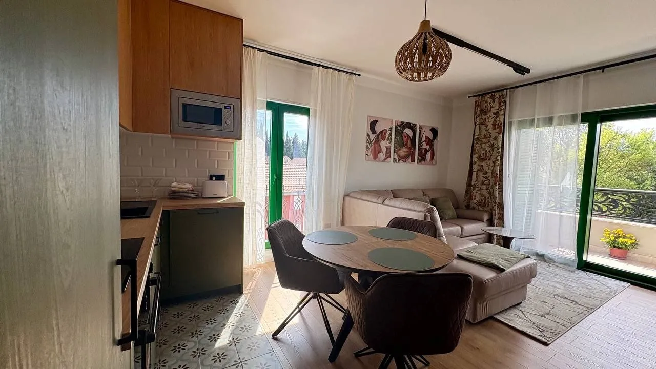 Izdavanje, dvosoban stan, 100m², Donja Lastva, Tivat
