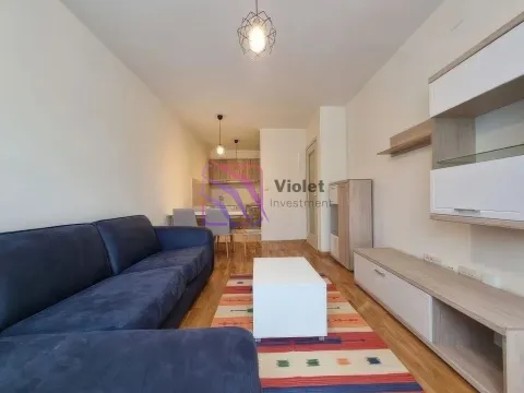 Dnevna soba sa garniturom i TV komodom. - image 2