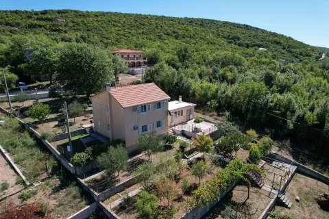 Pogled iz vazduha na porodičnu kuću sa uređenim dvorištem i zelenilom. - image 53