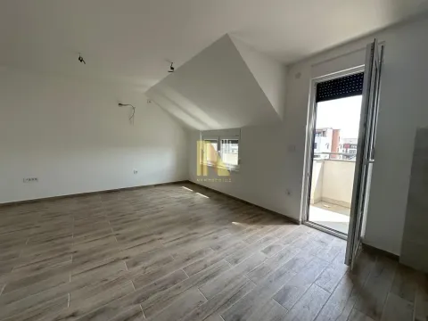Prazna potkrovna prostorija sa drvenim podom i izlazom na terasu. - image 3