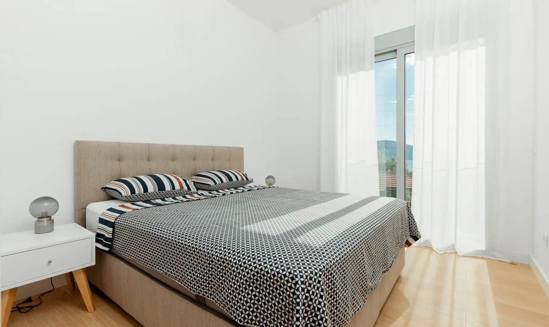 Izdavanje, četvorosoban stan, 273m², Marići, Tivat