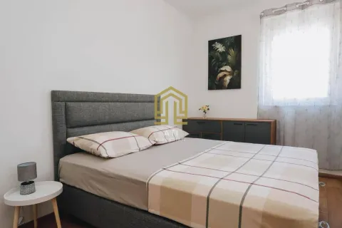 Uređena spavaća soba sa bračnim krevetom i komodom. - image 6