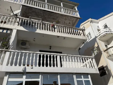 Spoljašnji izgled višespratne kuće sa terasama i balustradama. - image 13