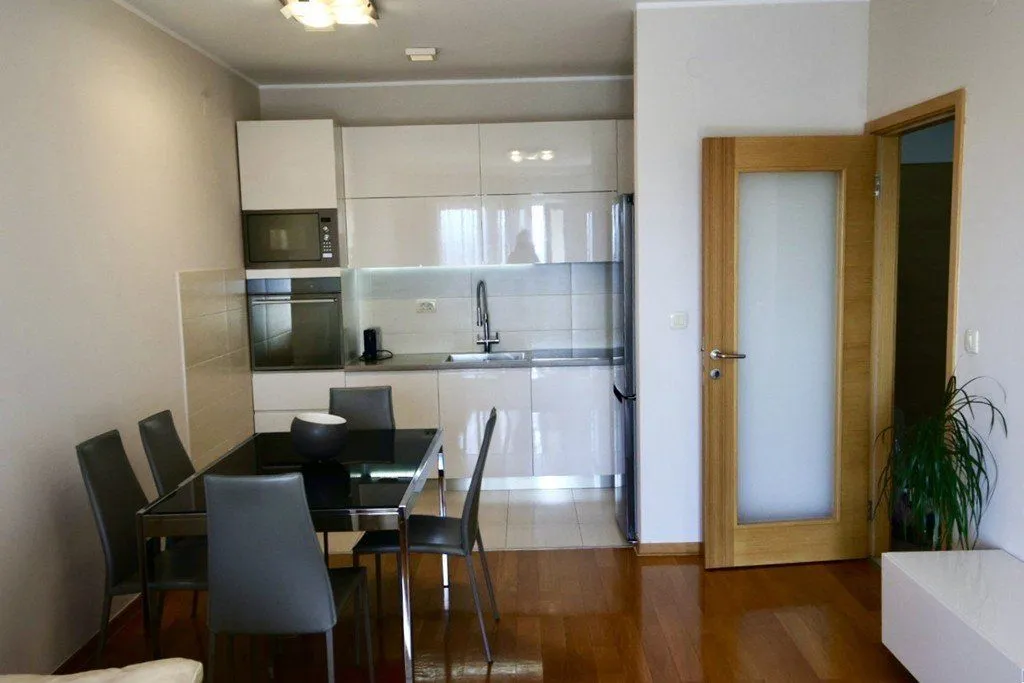 Izdavanje, dvosoban stan, 65m², Blok 6, Podgorica
