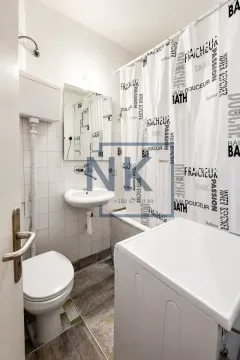 Manje kupatilo sa umivaonikom, WC šoljom, kadom i veš mašinom. - image 9