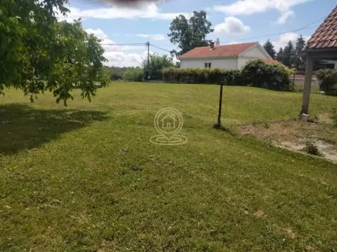 Pogled na prostrano travnato dvorište sa kućom u pozadini. - image 2