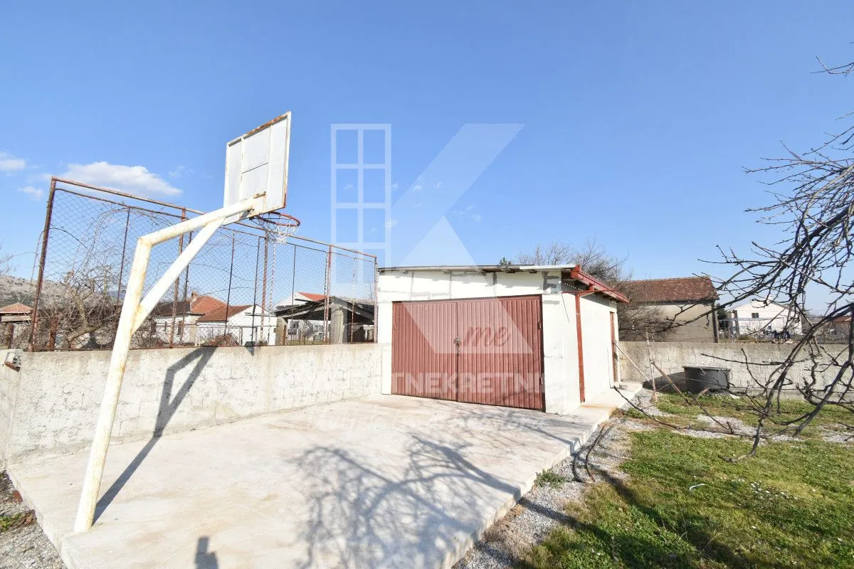 Prodaja, kuća, 500m², Tološi, Podgorica
