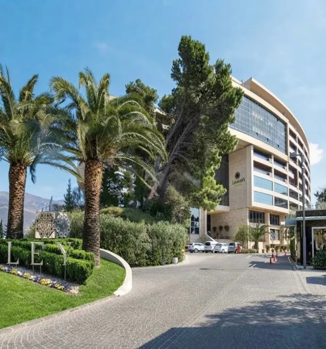 Izdavanje, trosoban stan, 150m², Centar, Budva