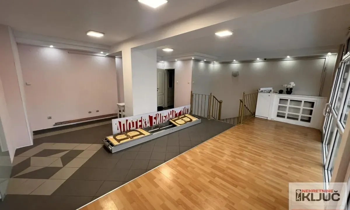 Izdavanje, poslovni prostor, 130m², Grbavica, Novi Sad Sve Podlokacije