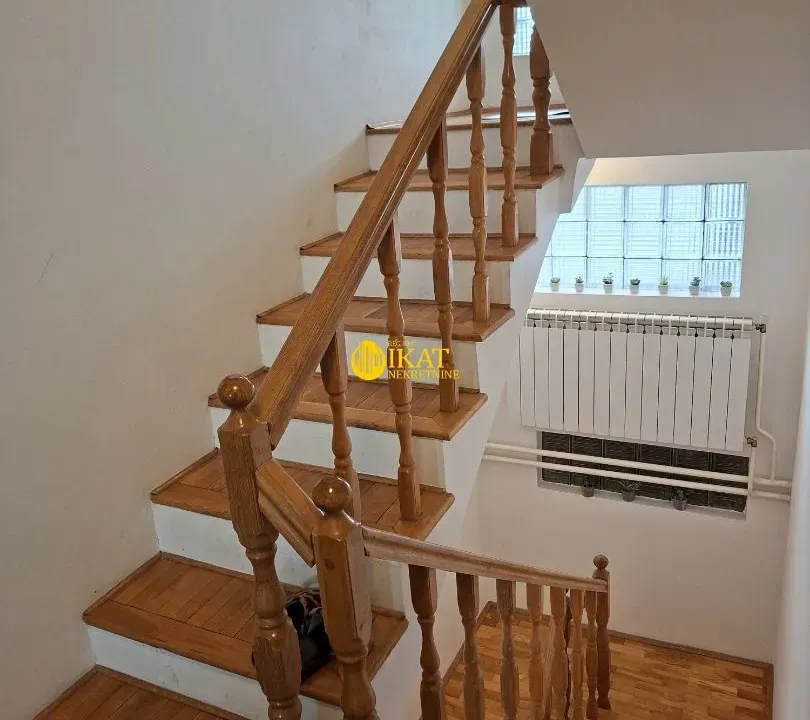 Prodaja, kuća, 250m², Mali Mokri Lug, Zvezdara Sve Podlokacije