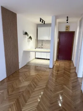 Manja kuhinja sa belim elementima i drvenim podom. - image 5