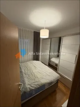 Nameštena spavaća soba sa bračnim krevetom i ugradnim plakarom. - image 8