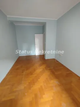 Prazna soba sa drvenim parketom i zidovima okrečenim u plavu boju. - image 10