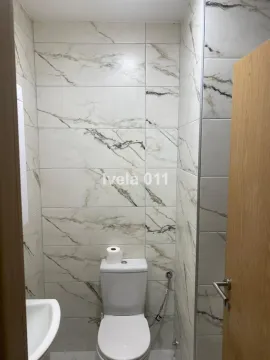 Pogled na moderno opremljeno kupatilo sa keramičkim pločicama i sanitarijama. - image 9